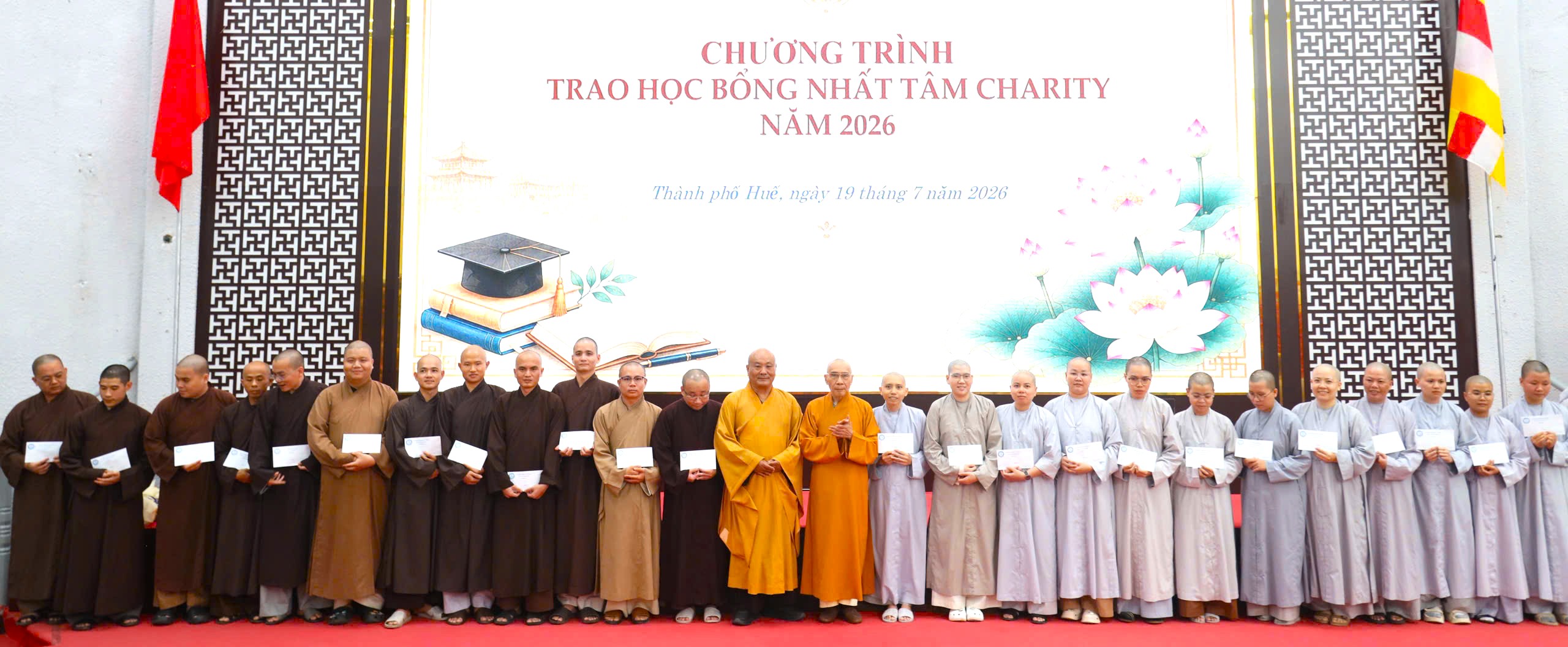 Hội Nhất Tâm Charity trao học bổng đến Tăng Ni sinh Học viện Phật giáo Việt Nam tại Huế