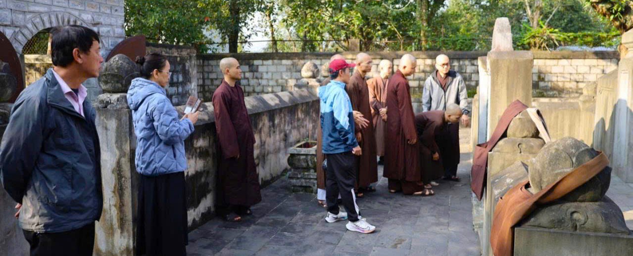 Nghiên cứu sinh Tiến sĩ, Học viên Cao học Học viện PGVN tại Huế đi thực tế, điền dã tại Xuân Sơn Lăng